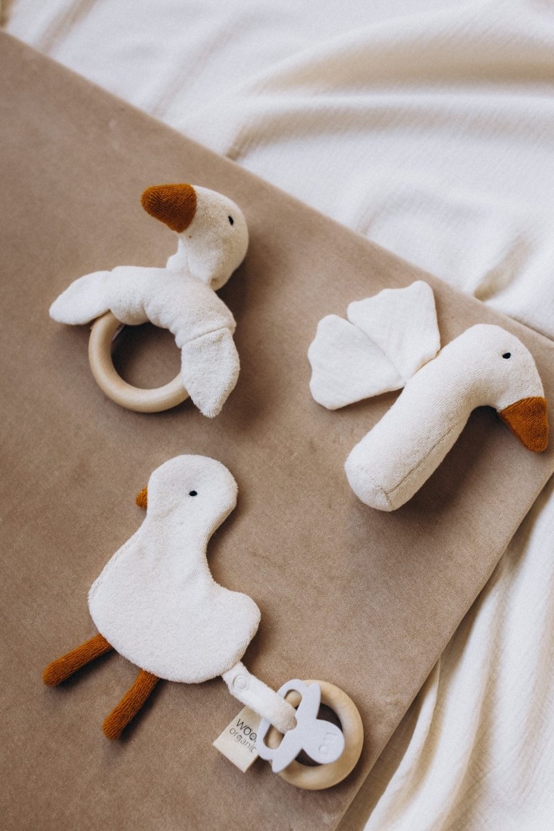 Rassel mit Holzring aus Bio Baumwolle - The Baltic Shop