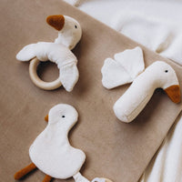 Rassel mit Holzring aus Bio Baumwolle - The Baltic Shop