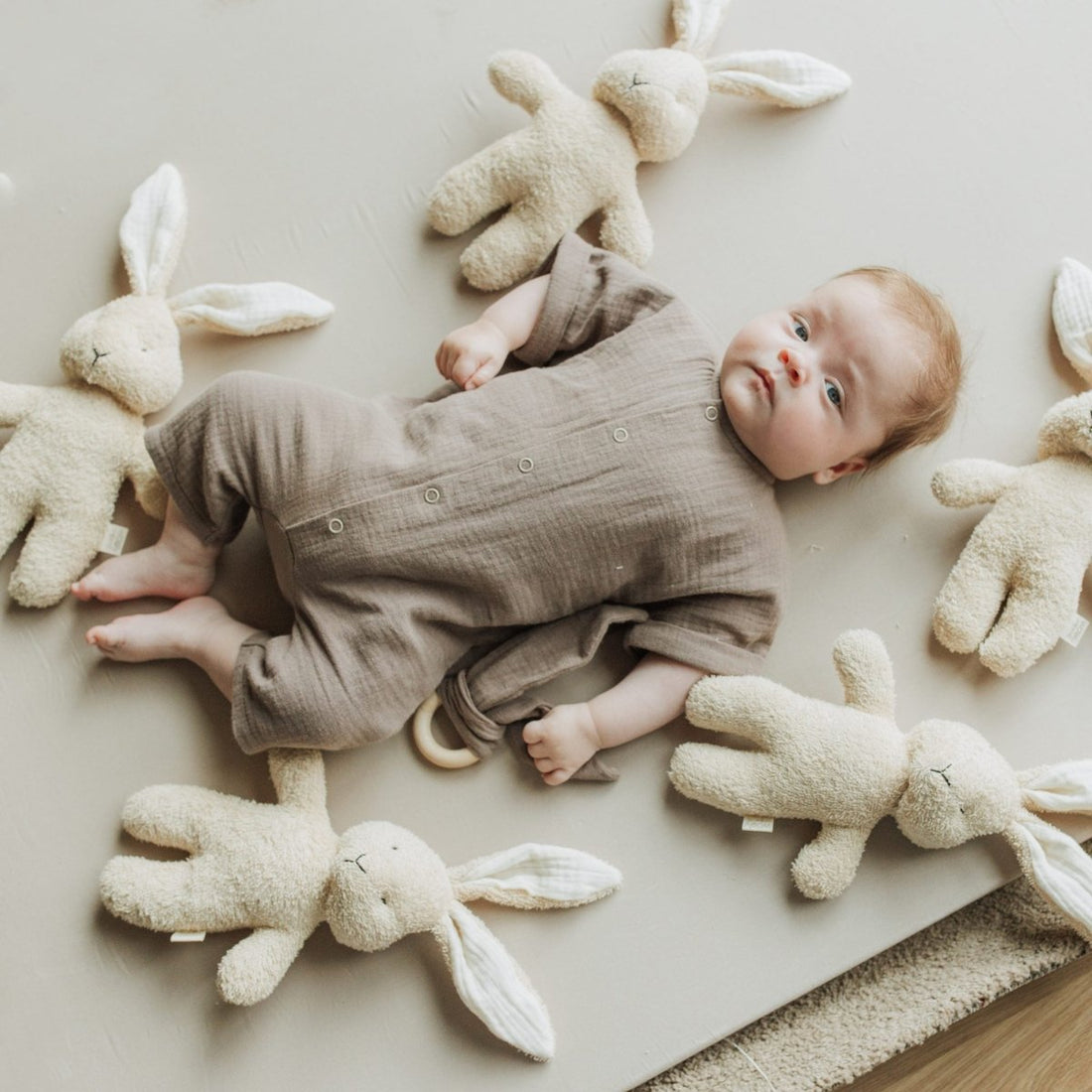 Rasselhase aus Bio Baumwolle - The Baltic Shop