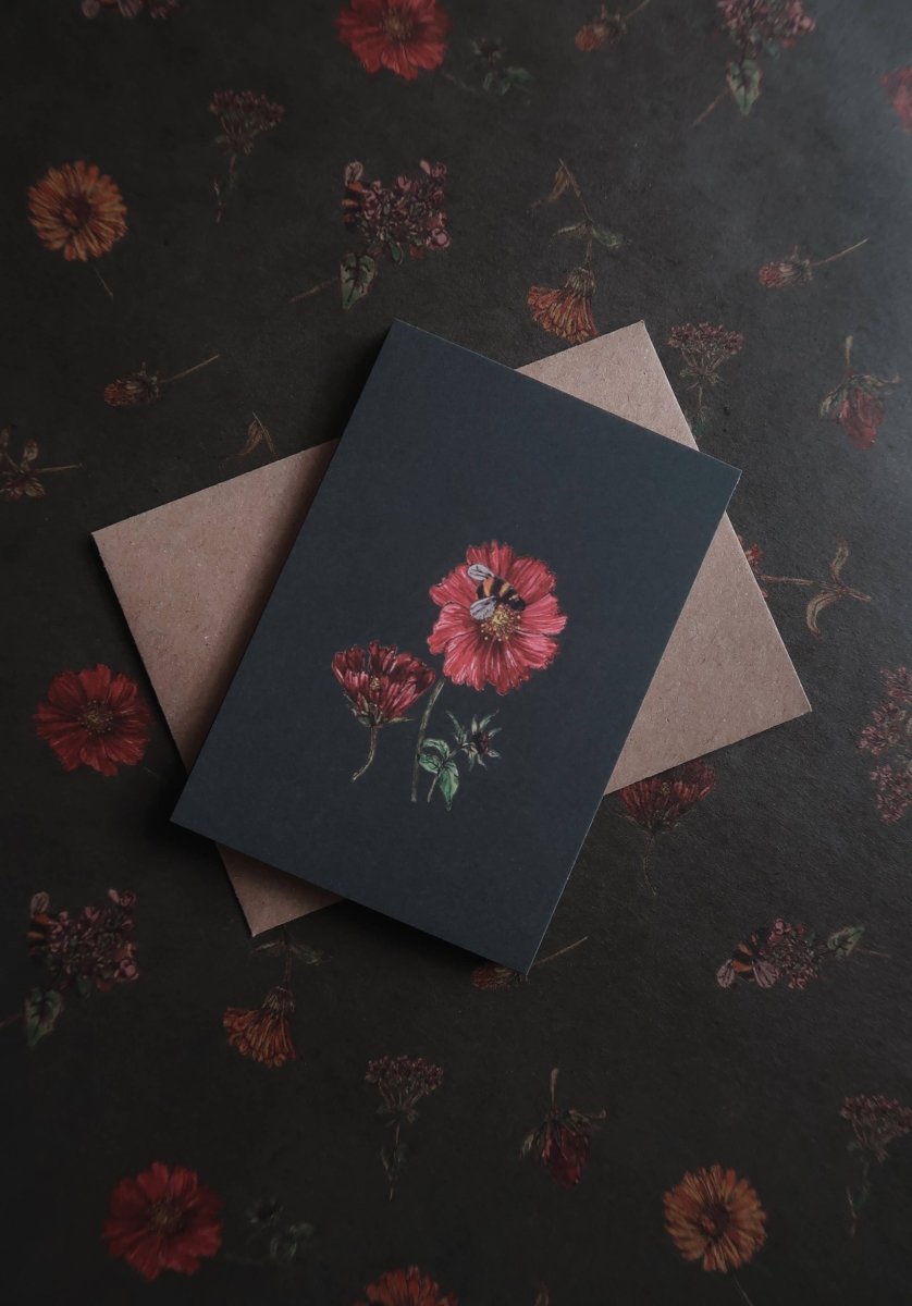 Rote Blume mit einer Biene, Kleine flache Karte - The Baltic Shop