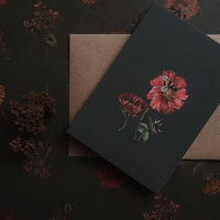 Rote Blume mit einer Biene, Kleine flache Karte - The Baltic Shop