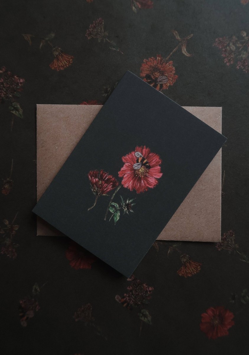 Rote Blume mit einer Biene, Kleine flache Karte - The Baltic Shop