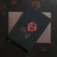 Rote Blume mit einer Biene, Kleine flache Karte - The Baltic Shop