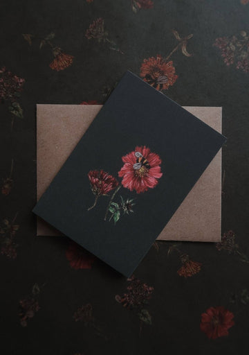 Rote Blume mit einer Biene, Kleine flache Karte - The Baltic Shop