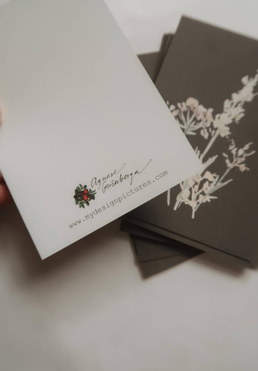 Rote Blume mit einer Biene, Kleine flache Karte - The Baltic Shop