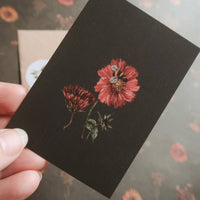 Rote Blume mit einer Biene, Kleine flache Karte - The Baltic Shop