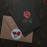 Rote Blume mit einer Biene, Kleine flache Karte - The Baltic Shop