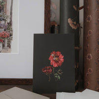 Rote Blume mit einer Biene, Kleine flache Karte - The Baltic Shop