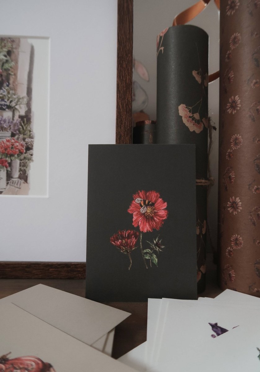 Rote Blume mit einer Biene, Kleine flache Karte - The Baltic Shop