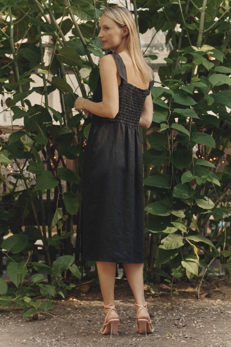 Rumba Kleid aus Leinen mit Schlitz vorne - The Baltic Shop