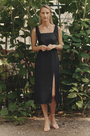 Rumba Kleid aus Leinen mit Schlitz vorne - The Baltic Shop