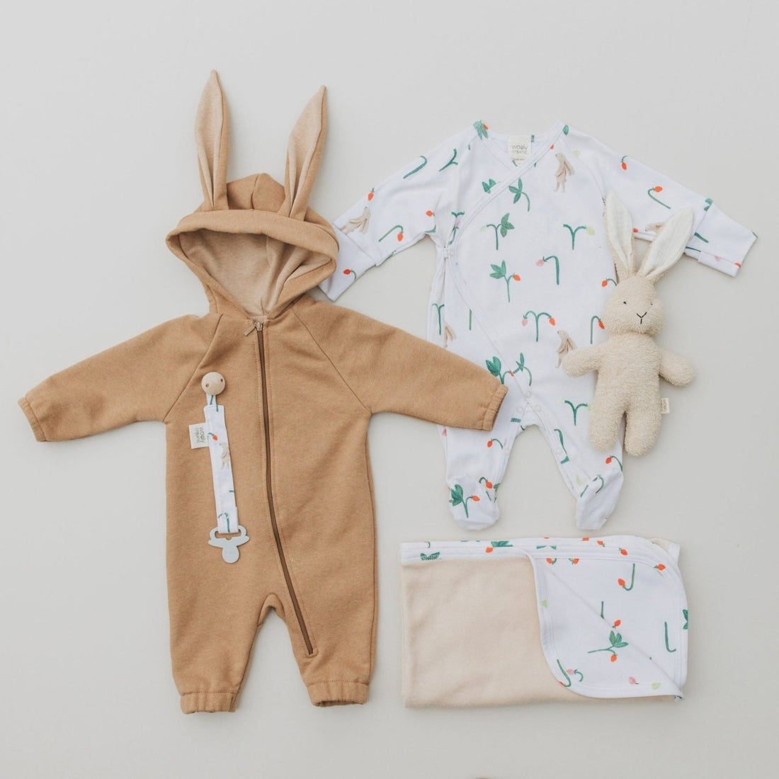 Schlafanzug mit Erdbeeren und Hasen - The Baltic Shop