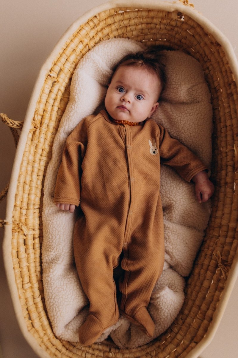 Schlafanzug mit Hasen Stickerei, 100% Bio Baumwolle - The Baltic Shop