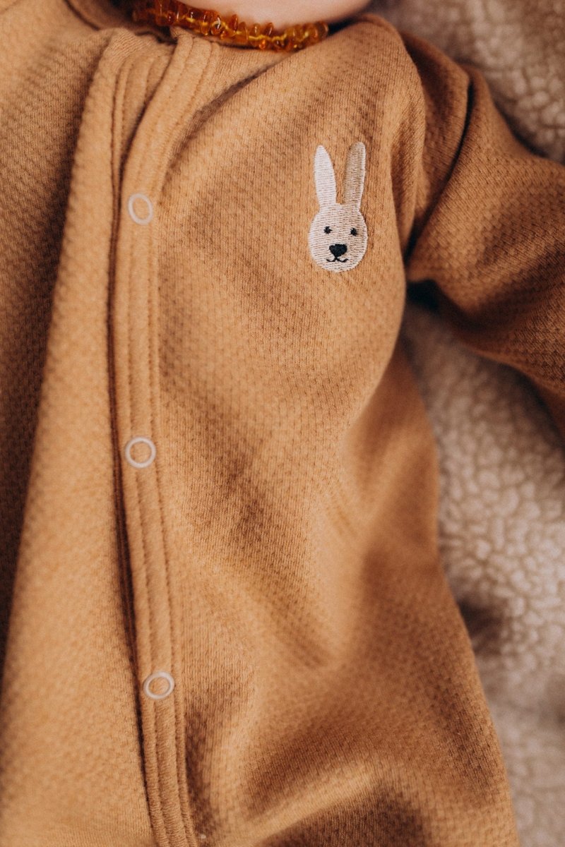 Schlafanzug mit Hasen Stickerei, 100% Bio Baumwolle - The Baltic Shop