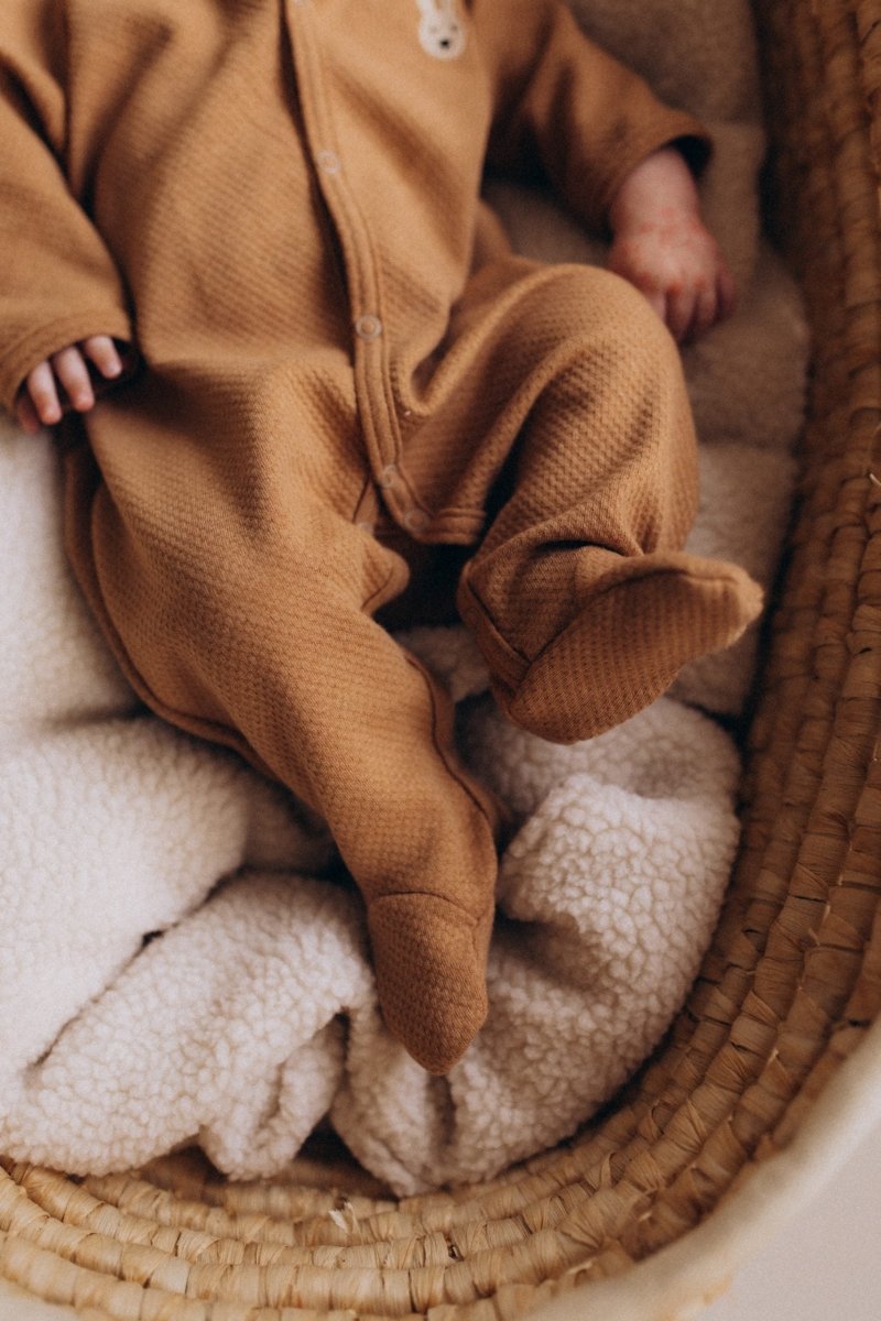 Schlafanzug mit Hasen Stickerei, 100% Bio Baumwolle - The Baltic Shop