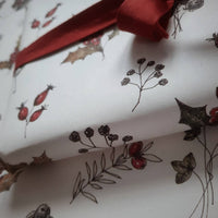Set mit 3 Stück reinweißem Geschenkpapier mit Winterblumen - The Baltic Shop