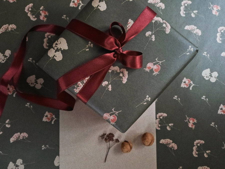 Set von 3 Stück dunkelgrünes Geschenkpapier mit Blumenmuster - The Baltic Shop