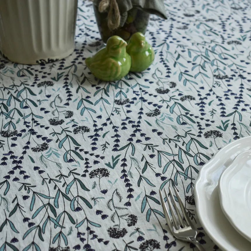 Tischdecke aus weißen Leinen mit Lavendel Motiv - The Baltic Shop