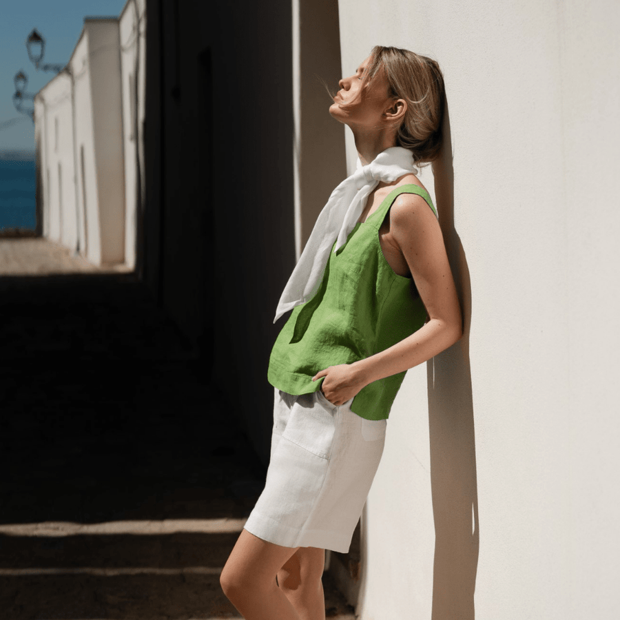 Top aus Leinen mit breite Träger in Grün - The Baltic Shop