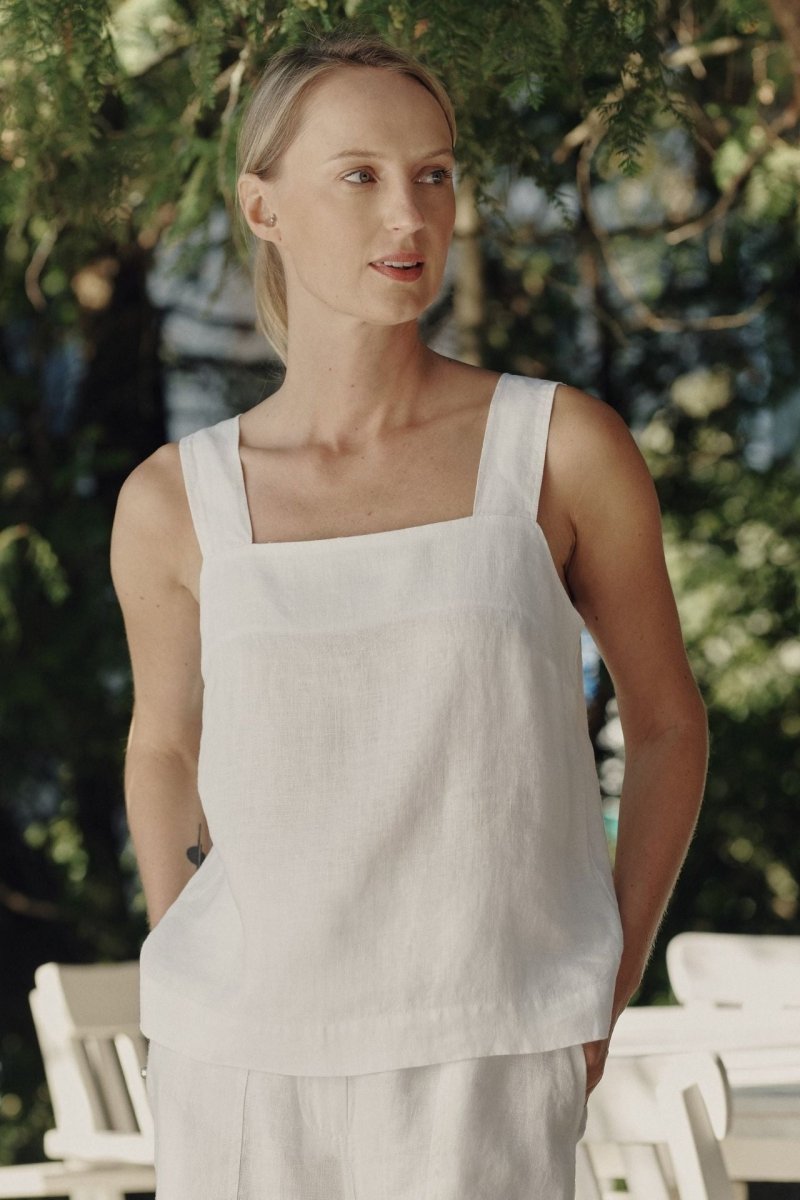 Top aus Leinen mit breite Träger in Weiß - The Baltic Shop