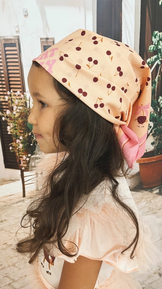 Tuch in Pfirsichfarbe mit kleinen Kirschen - The Baltic Shop