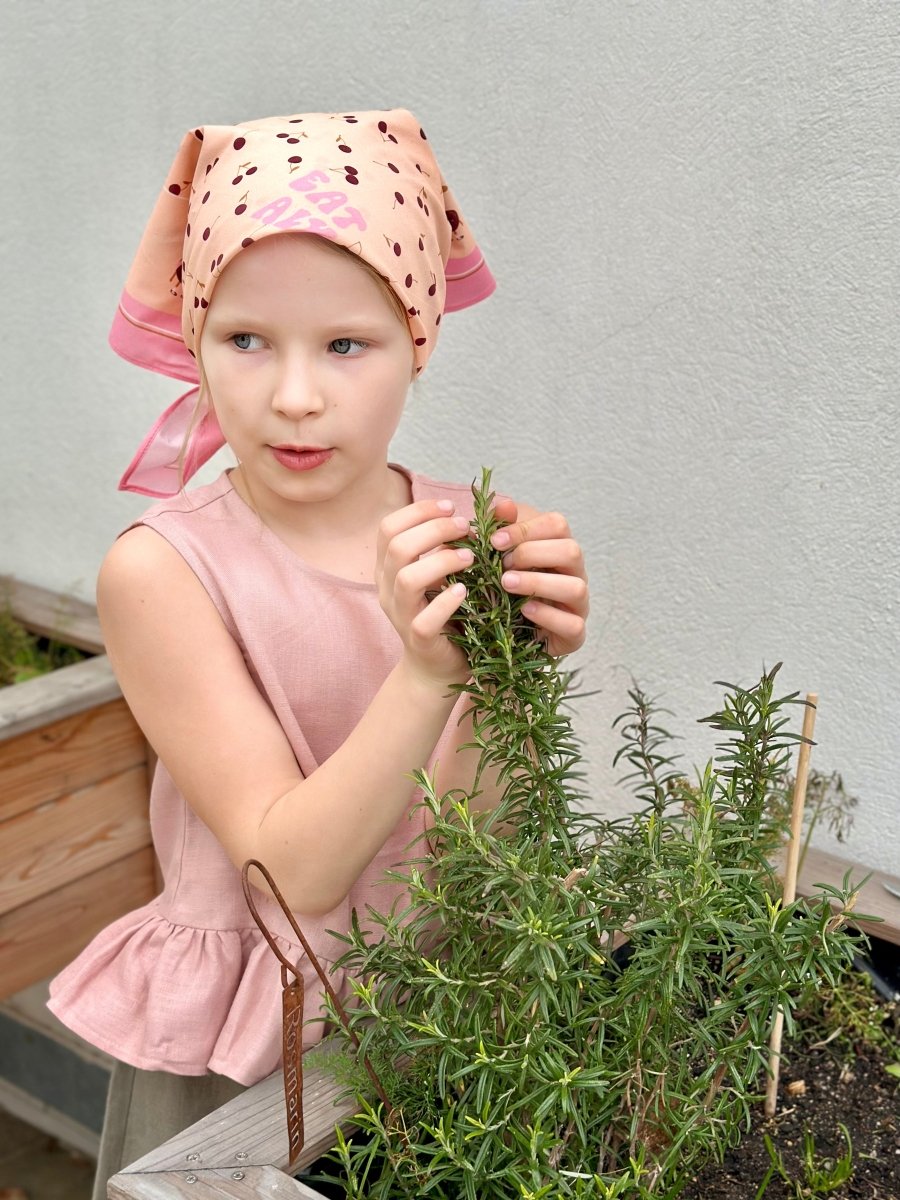 Tuch in Pfirsichfarbe mit kleinen Kirschen - The Baltic Shop