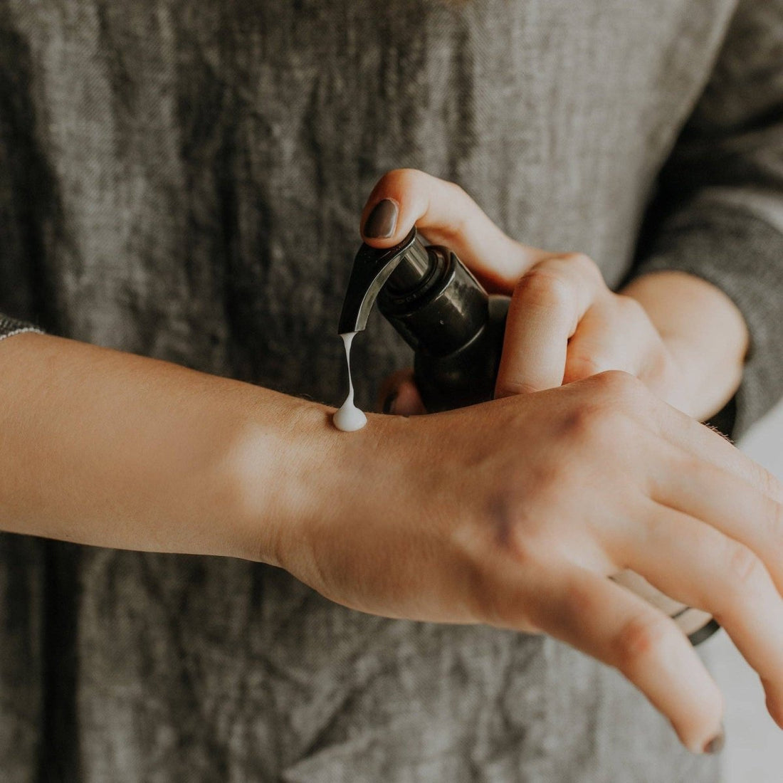 WACHOLDER BIO - HANDLOTION IN SCHWARZER FLASCHE 200ML - The Baltic Shop