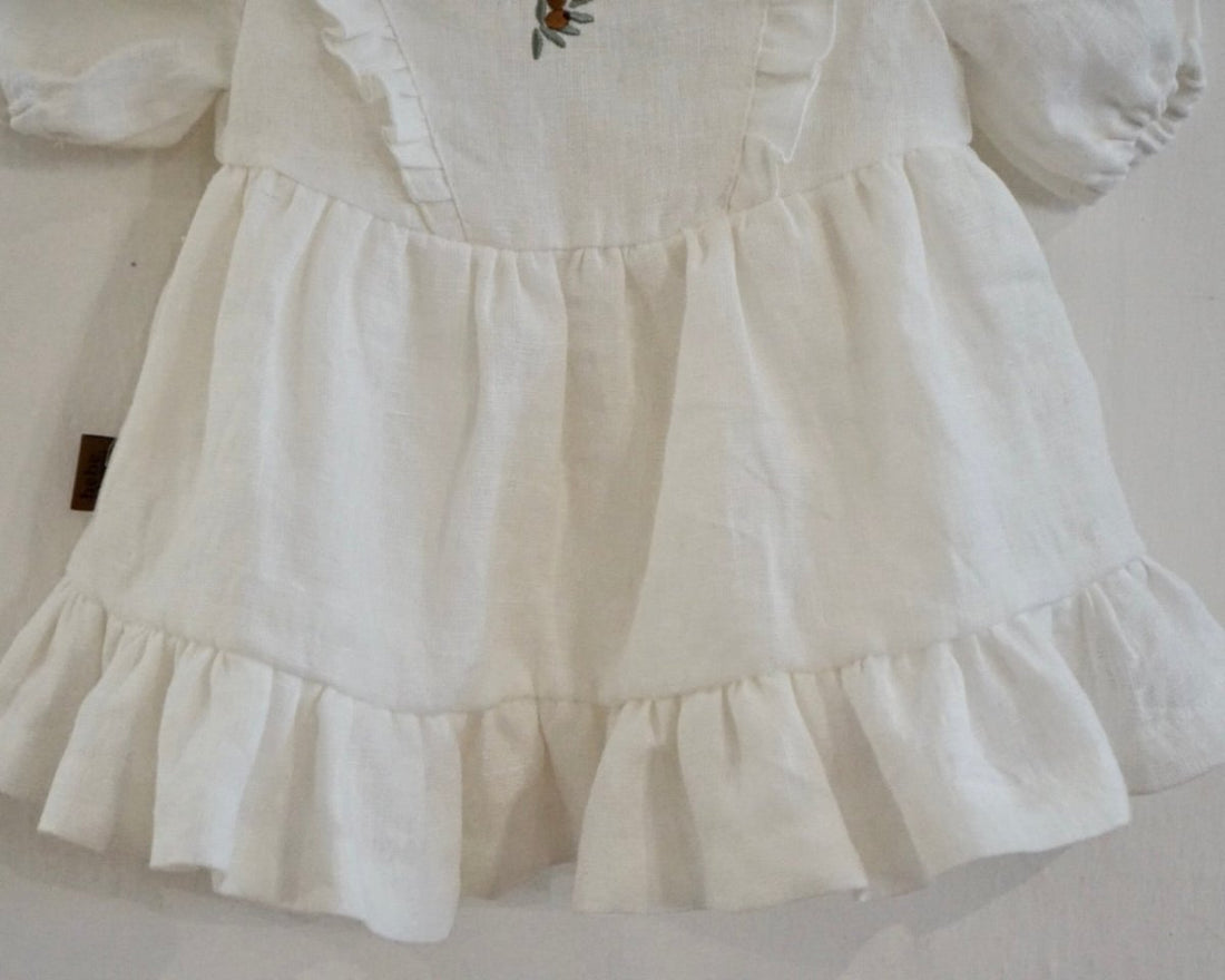 Weißes Leinenkleid für Babies - The Baltic Shop