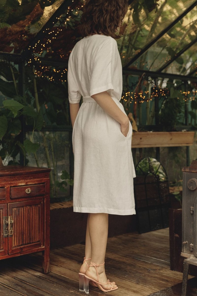 Wickelkleid aus Leinen in Weiß - The Baltic Shop