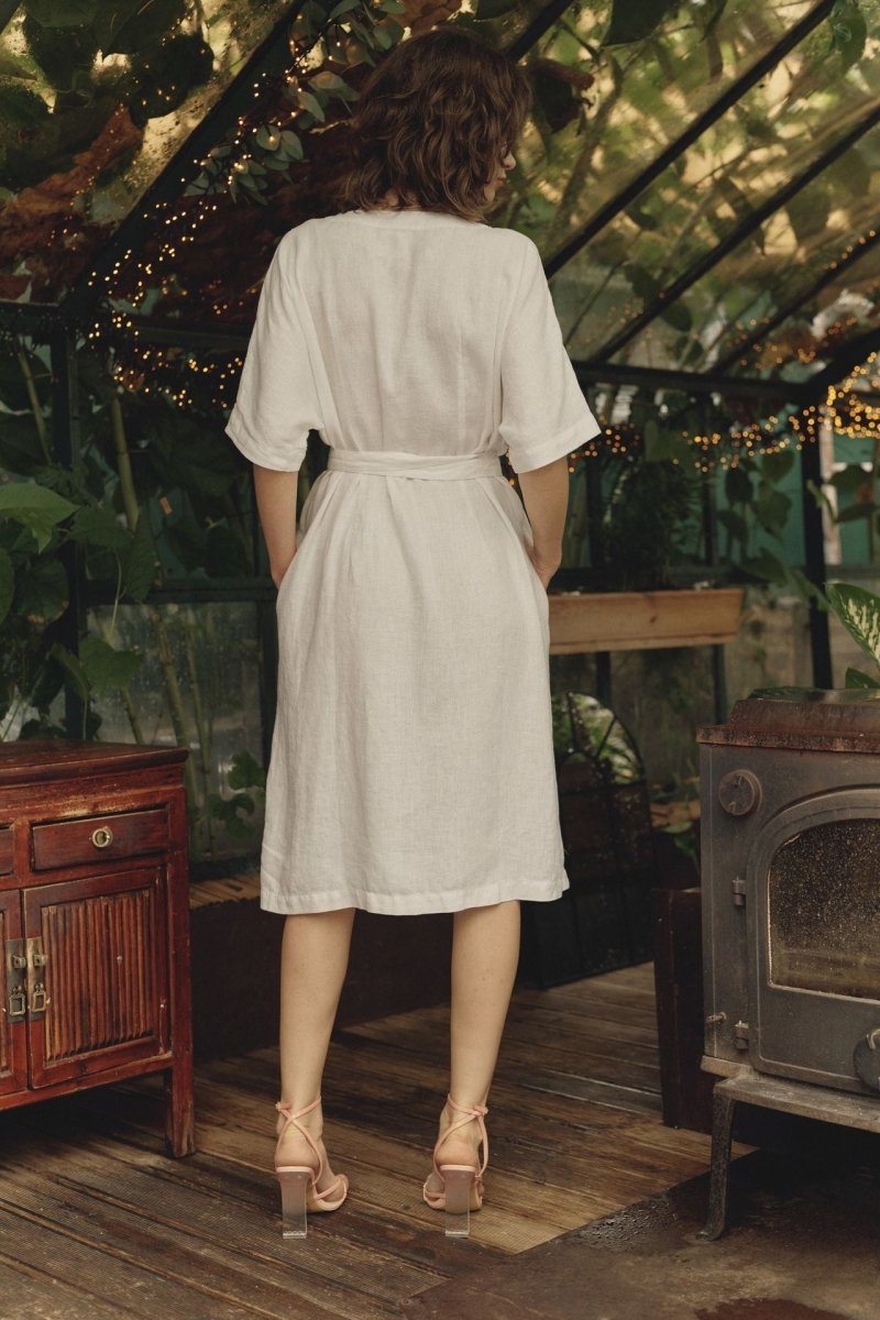 Wickelkleid aus Leinen in Weiß - The Baltic Shop