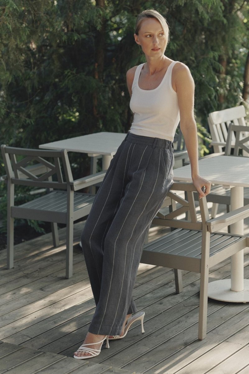 Willow Hose aus Leinen in Grau mit Weiße Streifen - The Baltic Shop