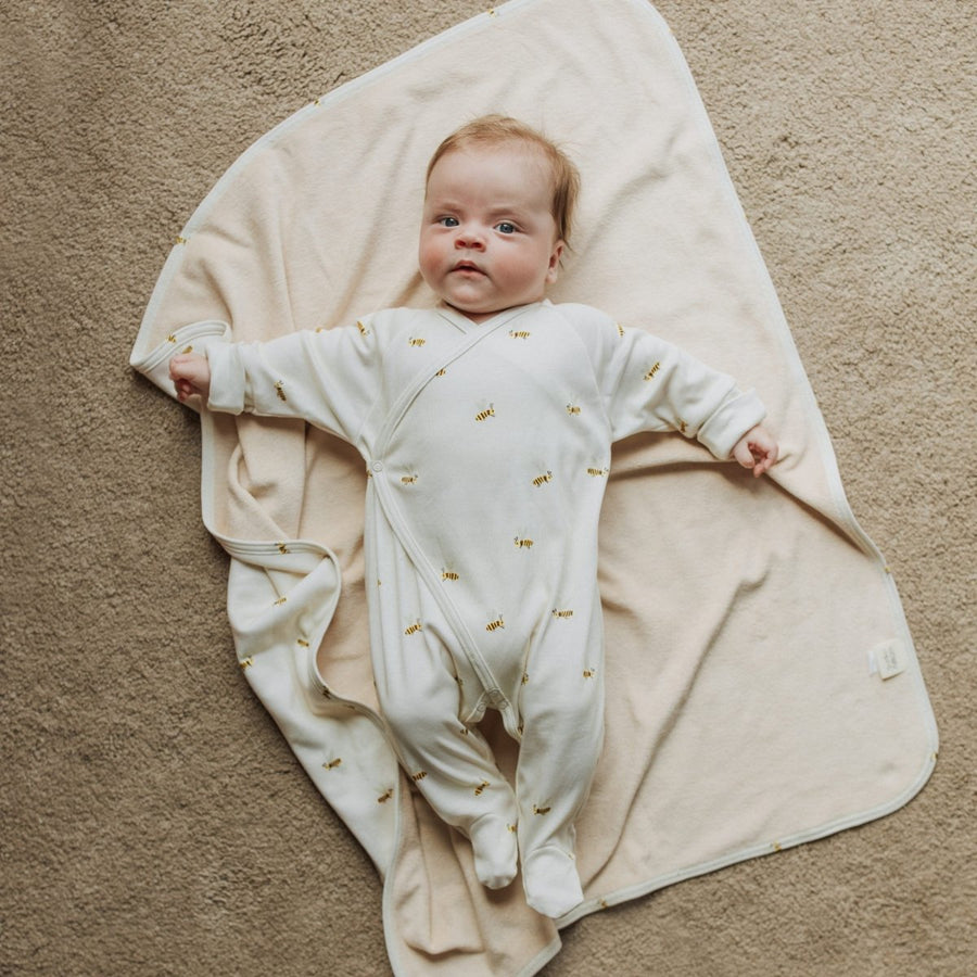 Wrap Strampler Pyjama in 2 Farben - The Baltic Shop