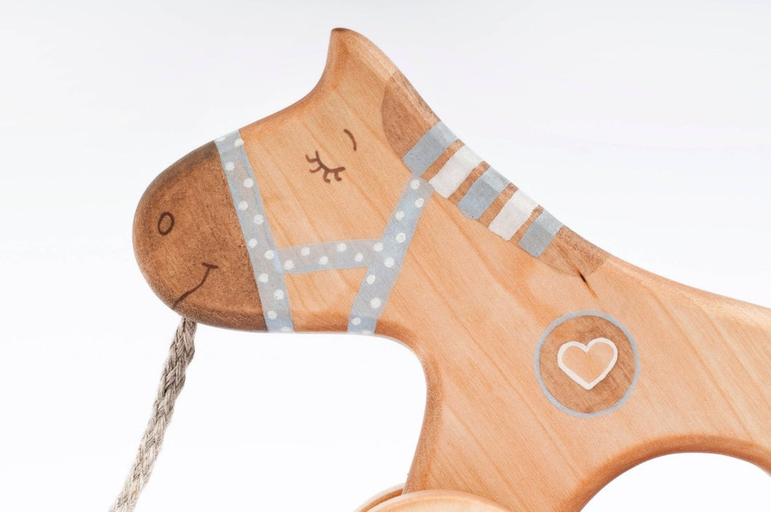 Ziehpferd in Blau aus Birkenholz - The Baltic Shop