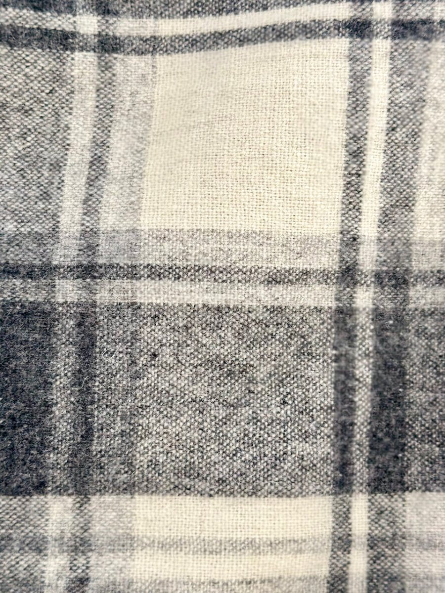 Poncho aus 100% Wolle in 2 Farben - The Baltic Shop