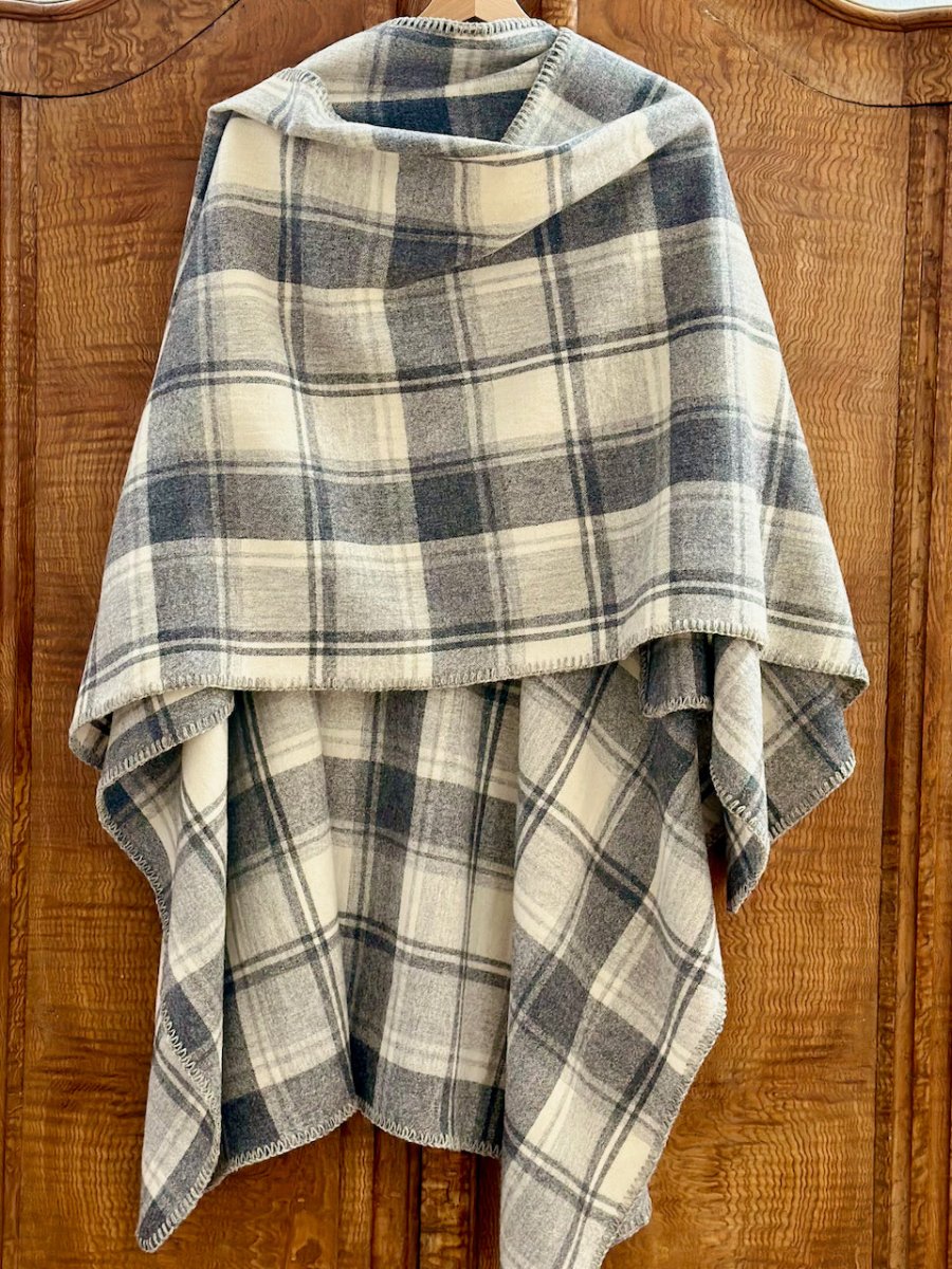 Poncho aus 100% Wolle in 2 Farben - The Baltic Shop