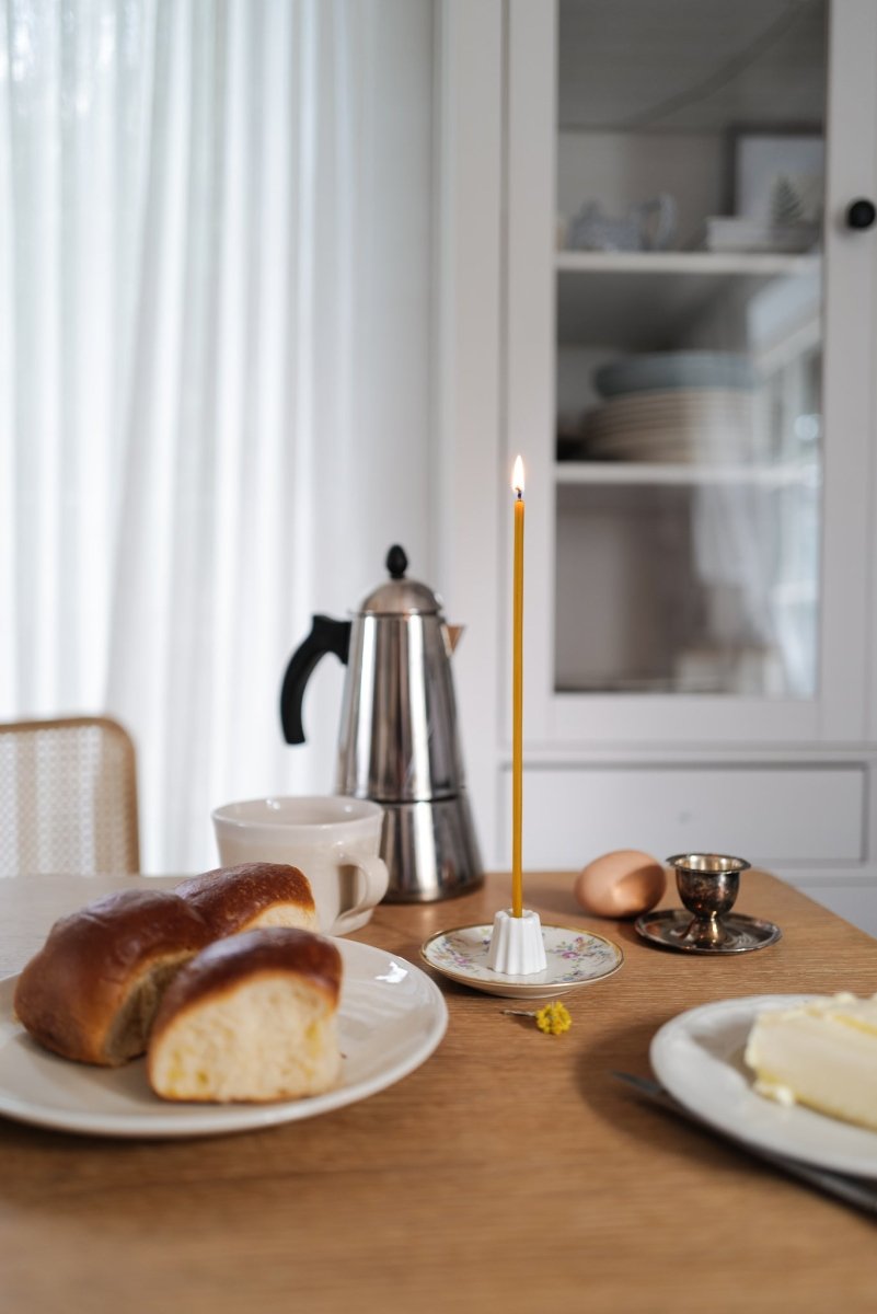 Schlanke Kerzen aus reinem Bienenwachs - The Baltic Shop