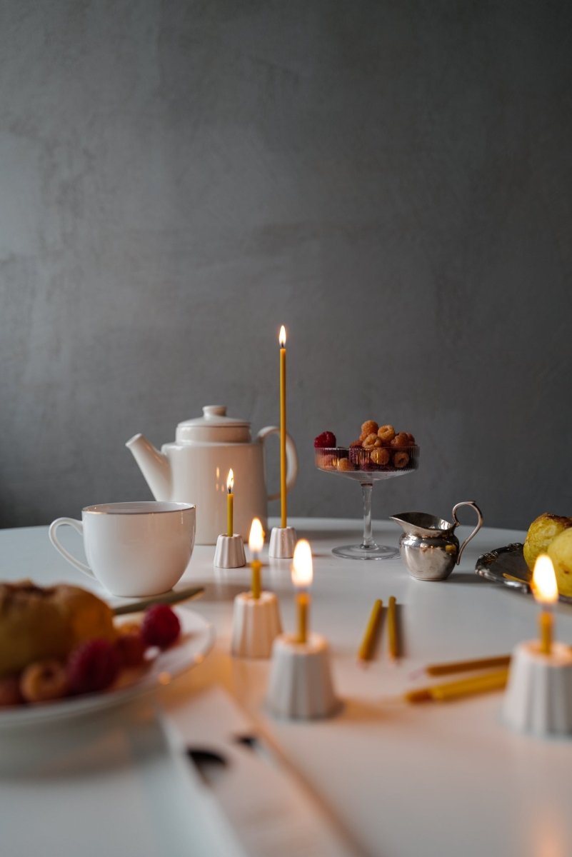 Schlanke Kerzen aus reinem Bienenwachs - The Baltic Shop