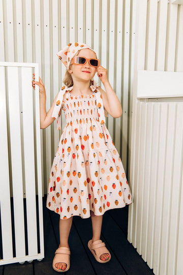 Sommerliches Kleid mit Erdbeeren in Rosa - The Baltic Shop